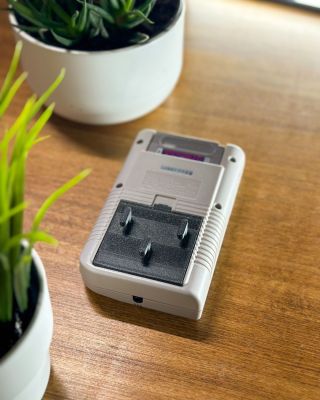 🔋🕹️ Právě jsem vytiskl upravený zadní kryt na baterky pro Game Boy, který se perfektně připevní na děrovanou desku Ikea...