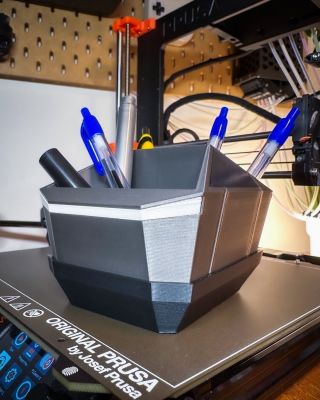 🔧 Pixla na stul ve stylu Tesly Cybertruck! 🚀 Model vyrobil @3Dprintingbuilds 🖊️✨ Ještě by to chtělo najít podobný držák...