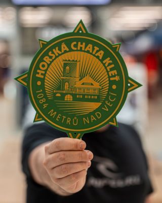 Dneska jsme vyrobili takovouhle pěknou ceduli na dveře pro Horskou chatu Kleť @chata.klet 🏔️✨ #CzechNature #CeskeHory...