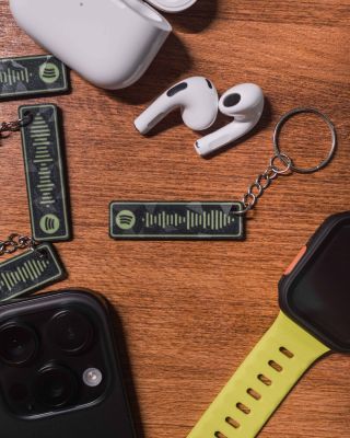 🎶🔑 Uhádneš, jaký song se skrývá pod tímhle Spotify kódem? Na první pohled jen stylová klíčenka, ale ve skutečnosti je to...